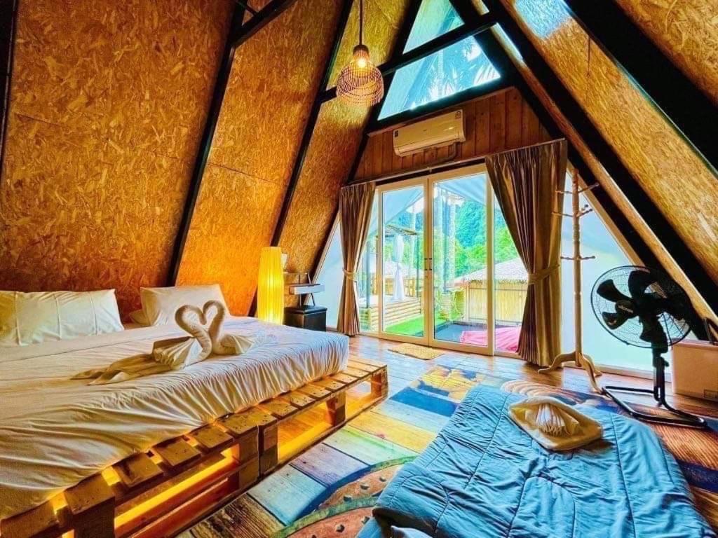 Hotel Bridge Hill Cafe Glamping à Khao Sok National Park Extérieur photo